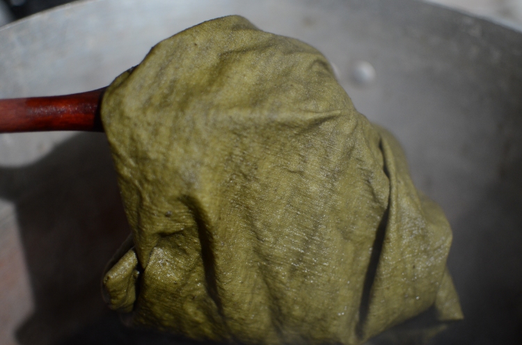 tintura naturale di una vecchia tela in cotone con estratto da bacche di mirto / natural dye with extracted from myrtle berries of an old cotton fabric